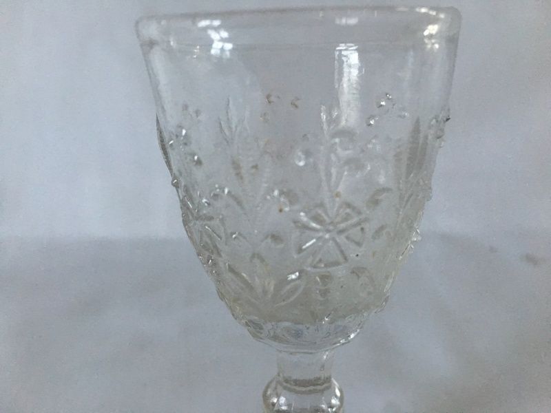 Likørglass i pressglass