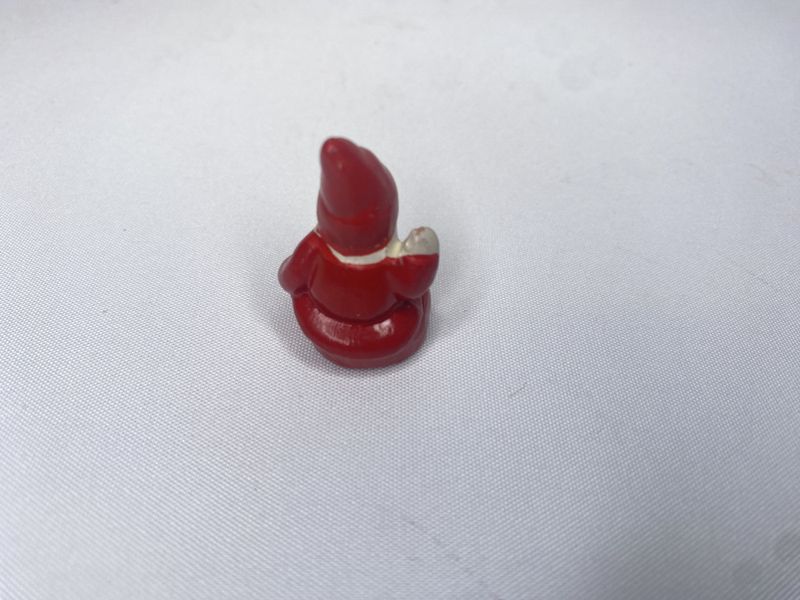 Liten sittende nisse i keramikk