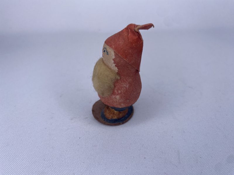 Liten nisse av vattkuler og kreppapir