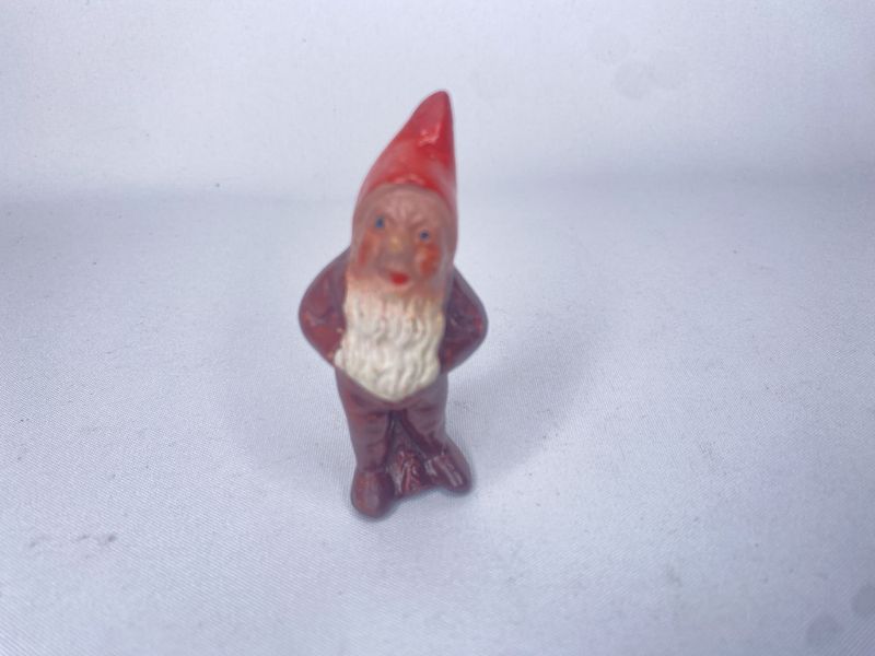 Liten nisse med brune klær