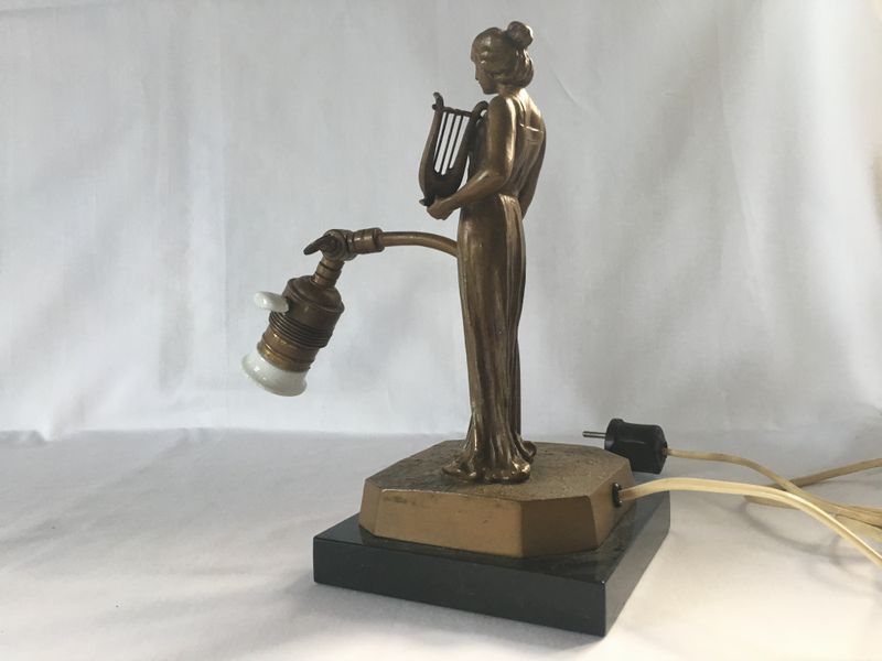 Pianolampe, klassiserende dame med lyre
